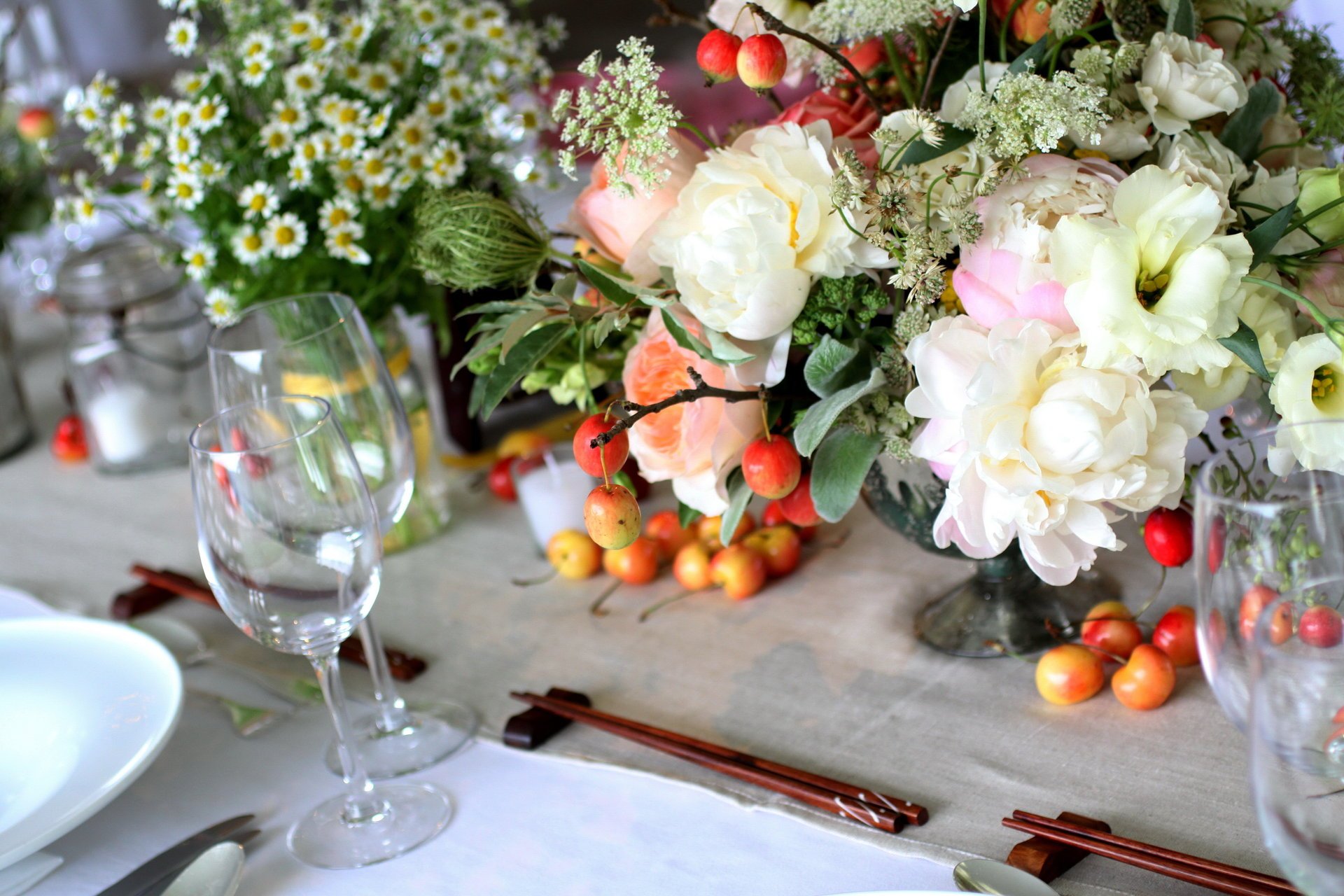 servir bouquet baguettes chinoises vase verre à vin table