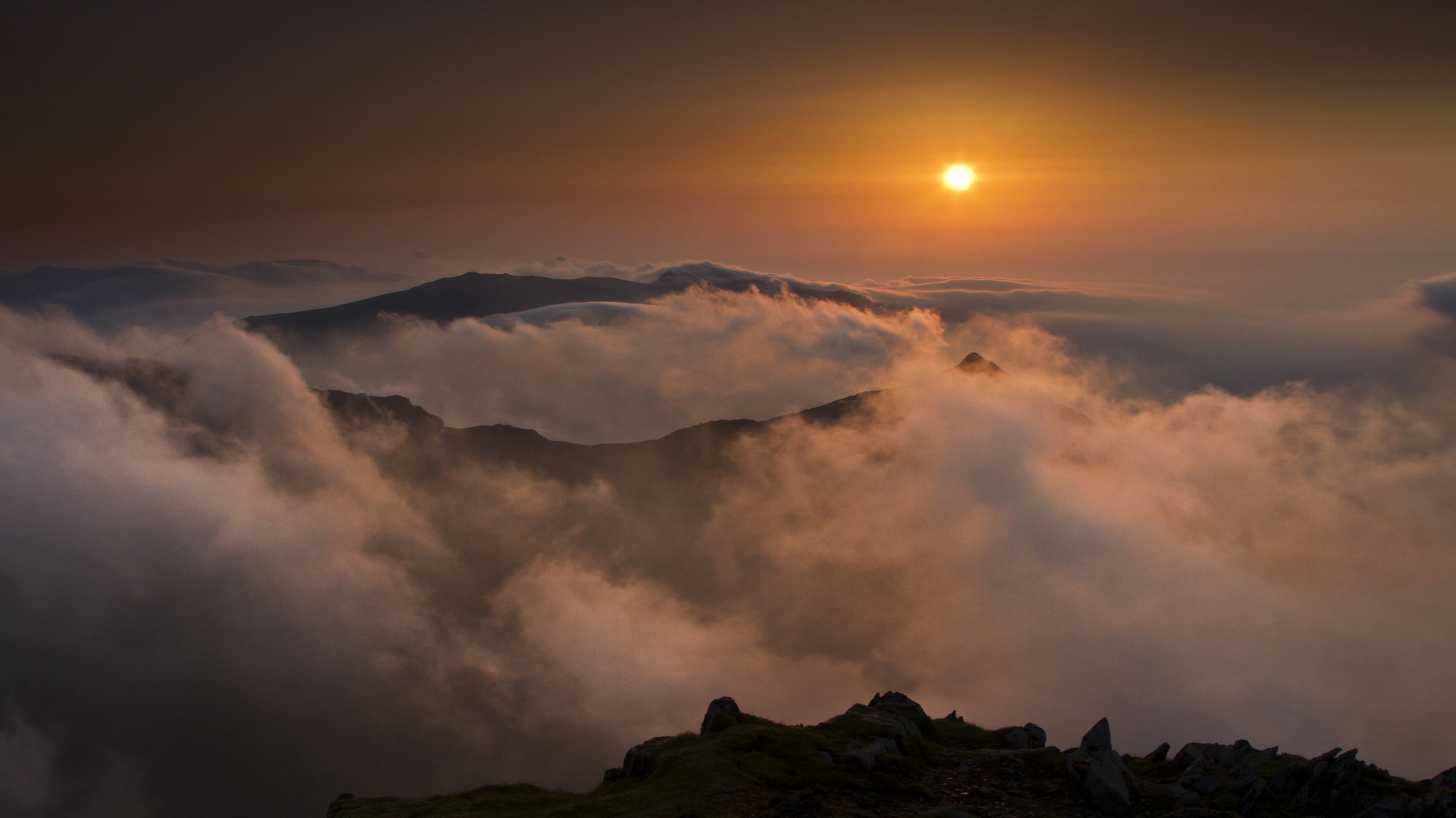 montañas niebla sol