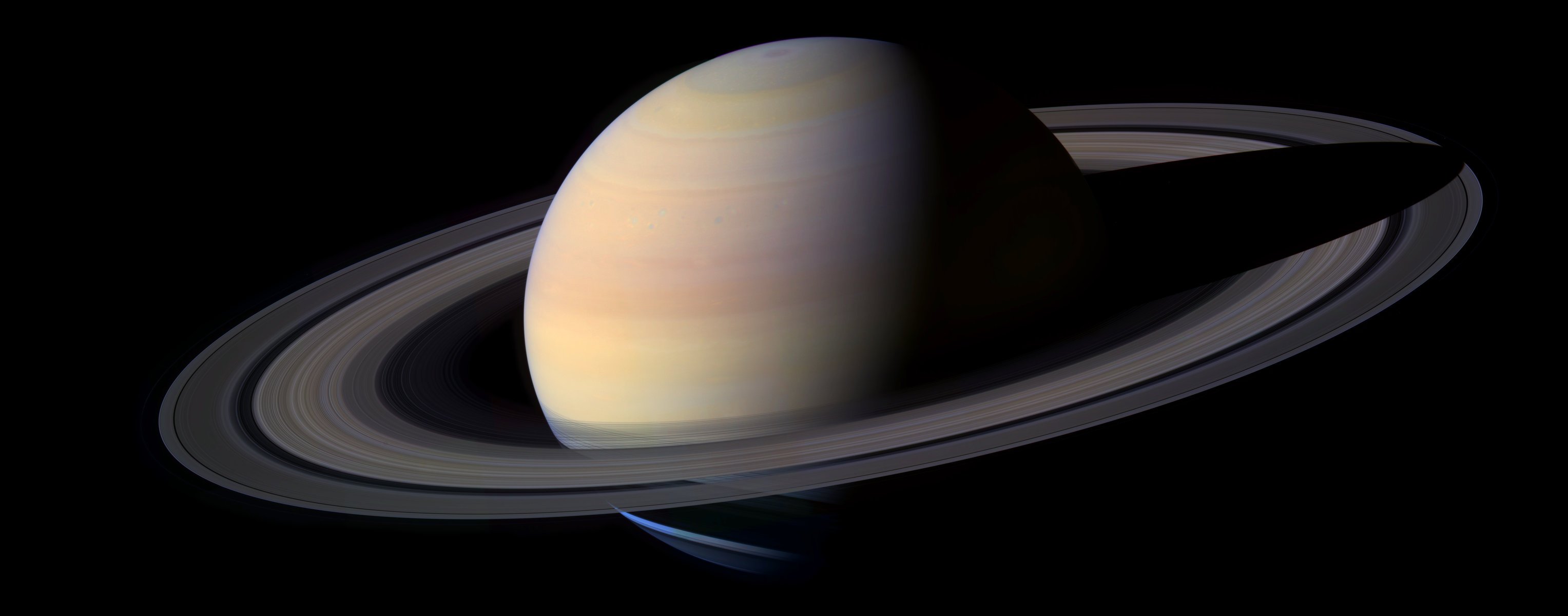 saturne planète anneaux espace