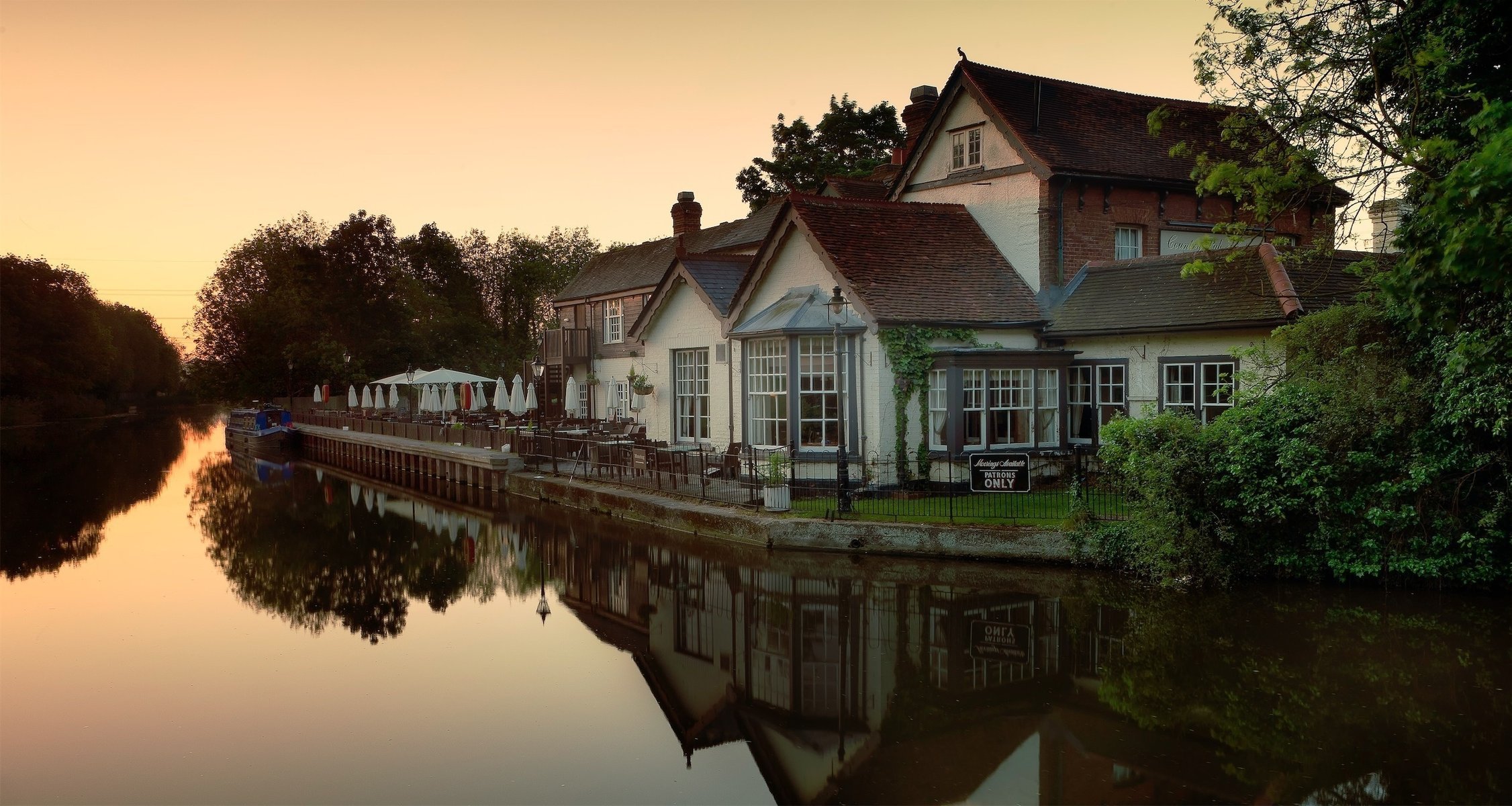 hertfordshire pub łódź rzeka odbicie zachód słońca dom wieczór