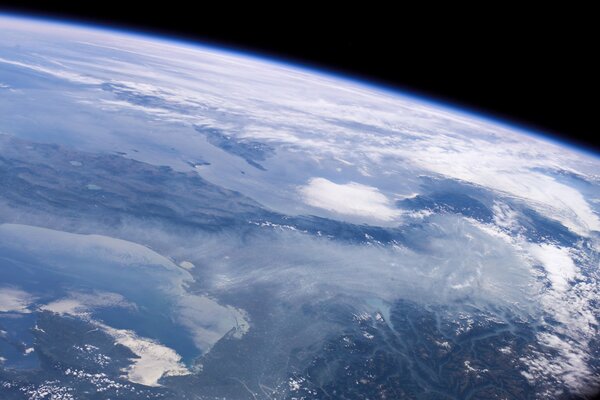 Vista de la Tierra desde el espacio, horizonte azul