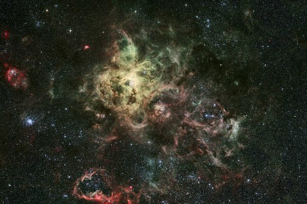 Nebulosa de emisión hermosa Constelación en el espacio