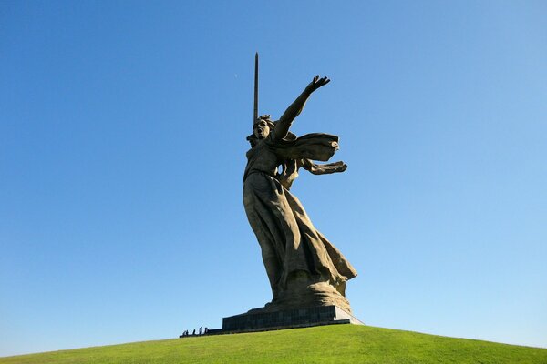 Высокий памятник на фоне неба в Волгограде