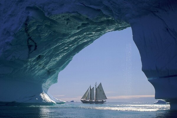 Путешествие на парусе через айсберг зимой