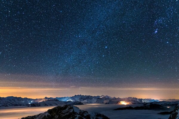 Cielo nocturno estrellado sobre las montañas