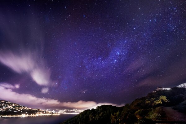 Via Lattea sullo sfondo del fiordo e della città