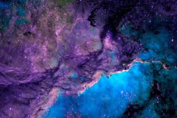 Ein bezaubernder violetter Nebel, der mit dem Leuchten der Sterne gefüllt ist