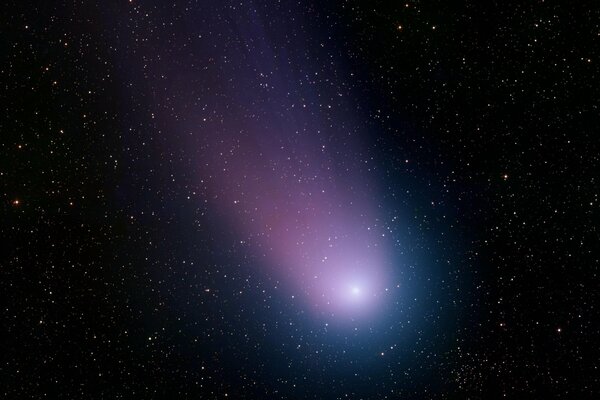 Una cometa vola nello spazio tra le stelle