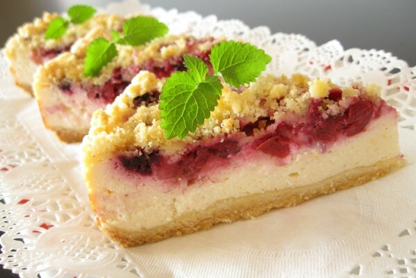 Köstlicher Käsekuchen mit schwarzen Johannisbeeren und Minze