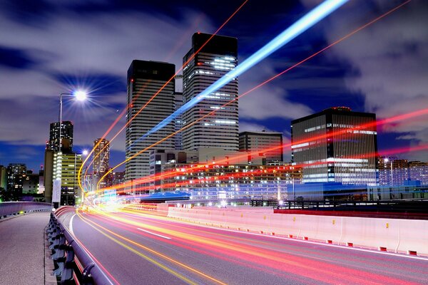 Agitation urbaine dans la nuit du Japon