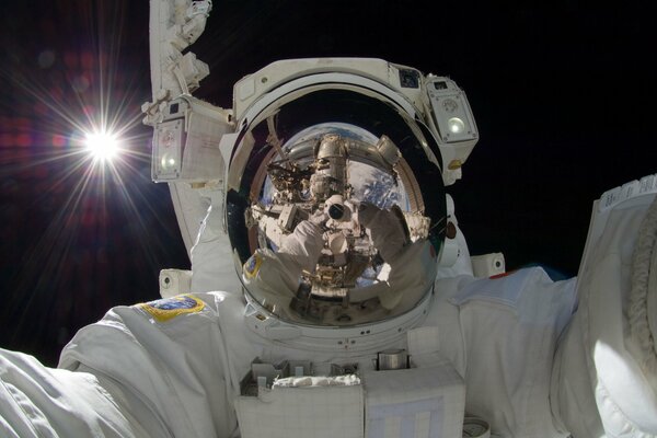 Autorretrato de astronauta con reflejo de la tierra