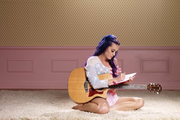 Katy Perry con guitarra compone música