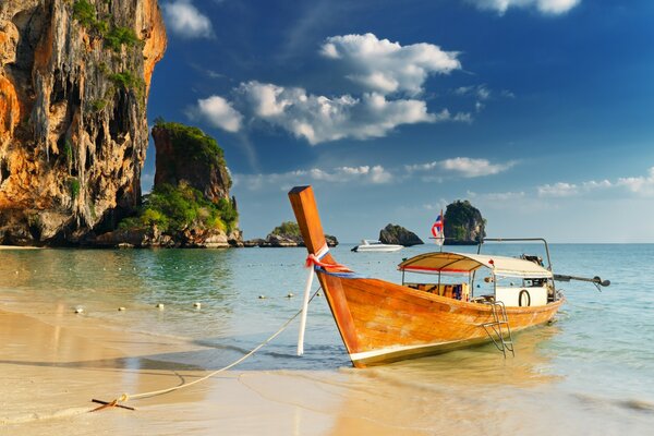 BATEAU SUR LE RIVAGE AU PIED DE LA FALAISE