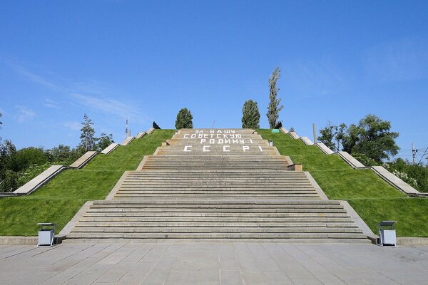 Parkfläche mit langer Treppe