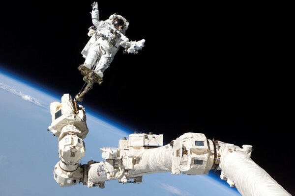 Astronaut schaut von der iss im Orbit zur Erde
