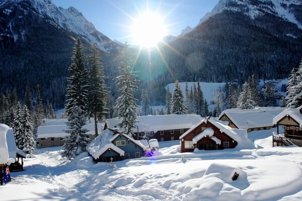 DIE SONNE IN DEN BERGEN BELEUCHTET DIE HÄUSER