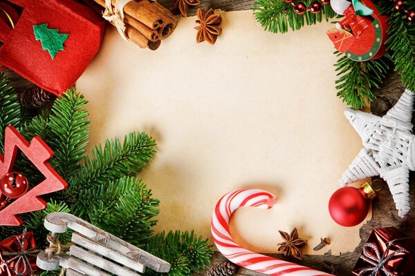 Ramas de abeto, adornos de árbol de Navidad y atributos de año Nuevo