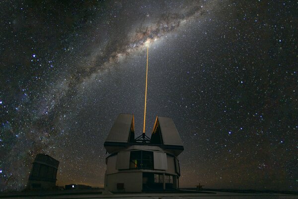 Vue de la voie lactée avec un télescope laser