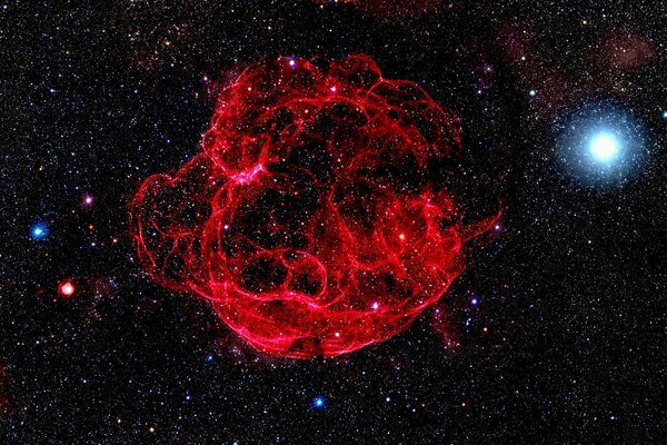 Nebulosa roja contra el cielo estrellado