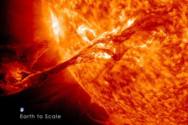 La corona solar y la pequeña Tierra