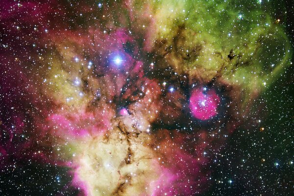 Bella nebulosa multicolore nello spazio