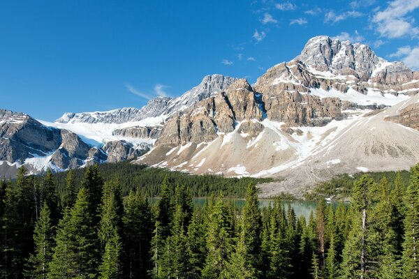 PARQUE CON UN LAGO AL PIE DE LAS MONTAÑAS CANADIENSES