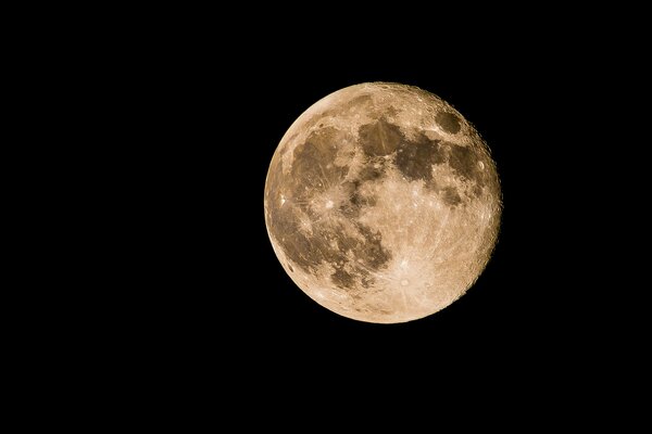 Lune jaune dans l espace