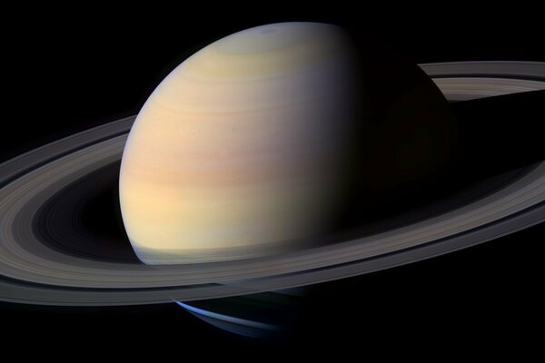 Planet Saturn mit Ringen auf dunklem Hintergrund