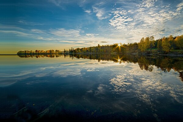 Der norwegische See ist eine reflektierte Schönheit