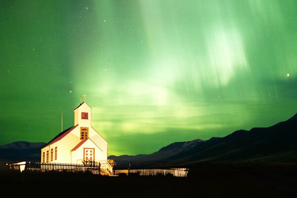 Aurora boreal noche Capilla verde casa cerca