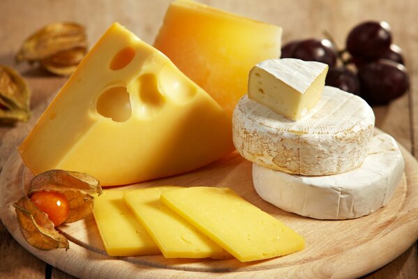 Köstliche Scheiben Käse und Trauben