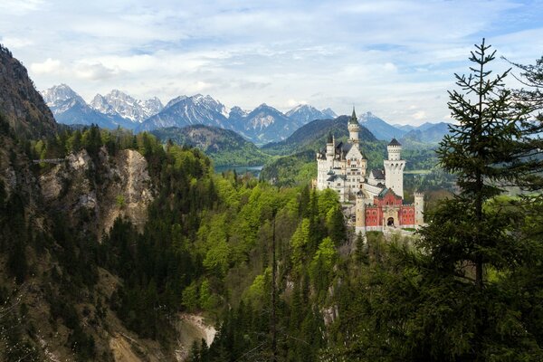 Castello bavarese nella foresta tra le montagne