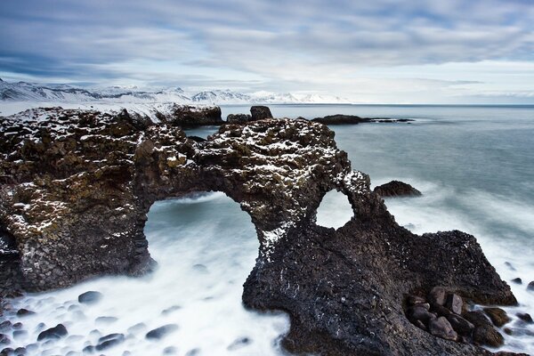 Nuages sur la mer d hiver et les rochers