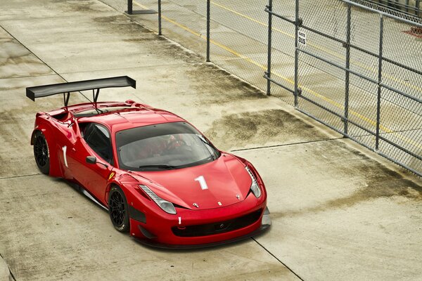 Ferrari rossa con Spoiler