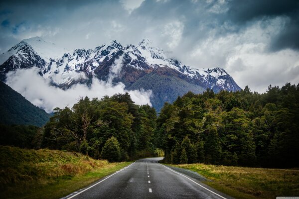 Langer Weg in die Berge zu den Wolken