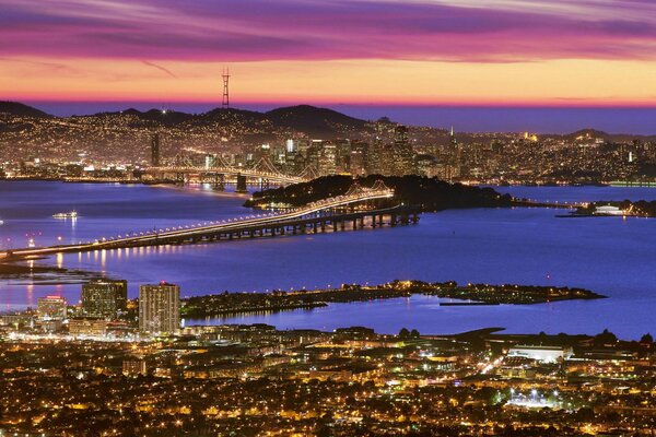 La belleza de la puesta de sol sobre la ciudad y el agua