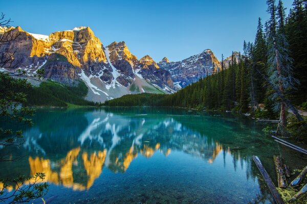 Die Reflexion der Berge in der Spiegelfläche des Sees