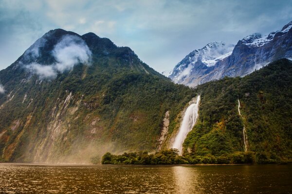 Hermosa naturaleza de Zelanda con montañas y aguas occidentales