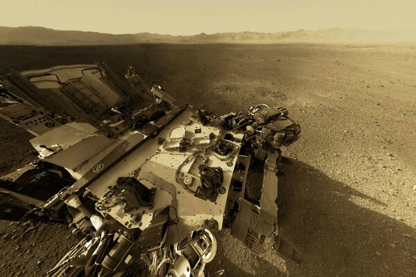 Rover sullo sfondo del rilievo di Marte
