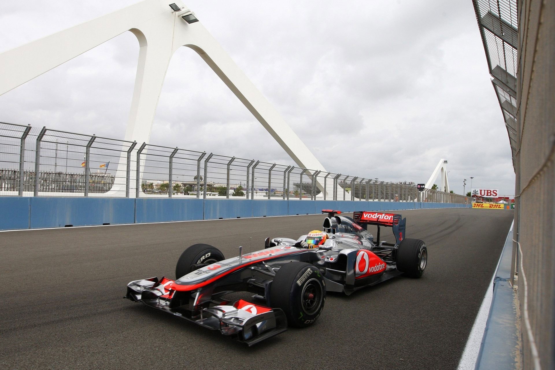 mclaren lewis hamilton pilot mp4-26 rennfahrer 2011 valencia formel 1 spanien brücke strecke