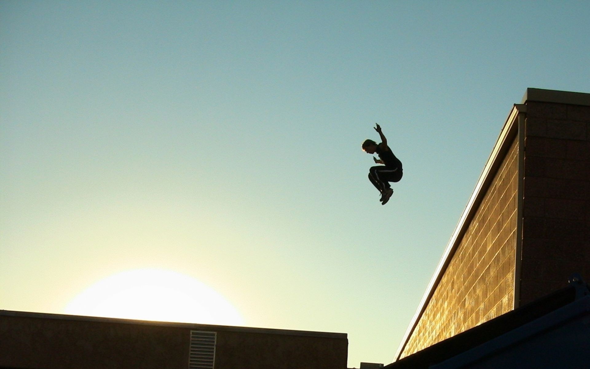 città uomo sole cielo tetto parkour sport