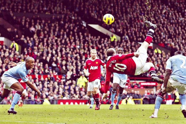 Joueur de football dans le saut frappe le ballon