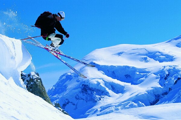 Foto vom Abstieg eines Skifahrers in den Bergen