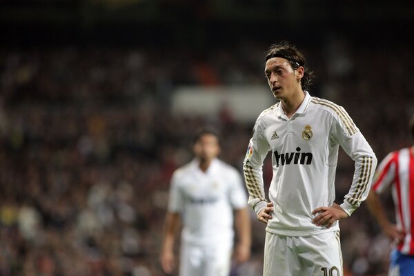 Mesut Ozil gioca per il Real Madrid