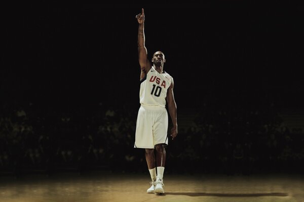 Joueur de basket-ball avant le saut responsable