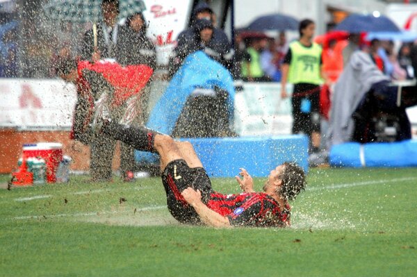 Il calciatore di Milano è scivolato in campo