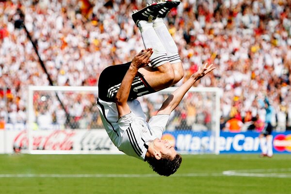 Salto de atleta en el campo de fútbol