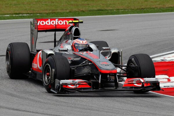 Auto sportiva con Jenson Button nel 2011