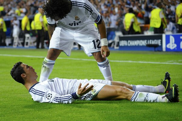 El futbolista tumbado en el partido del real Madrid modrid