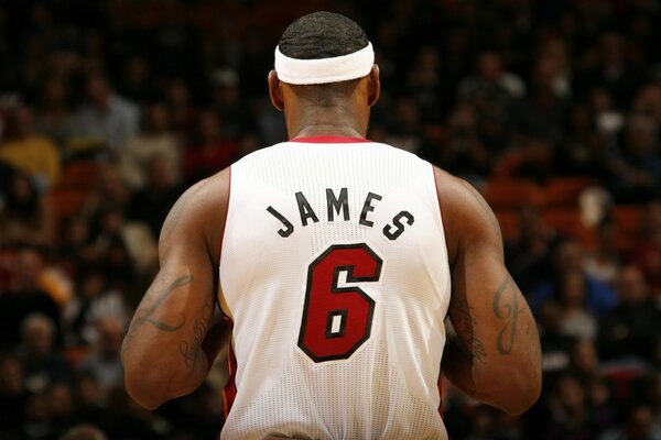 Lebron James. Giocare a basket